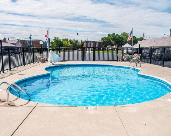 Rodeway Inn & Suites Niagara Falls image 10