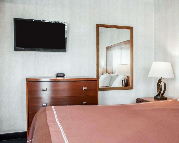 Rodeway Inn & Suites Niagara Falls image 13