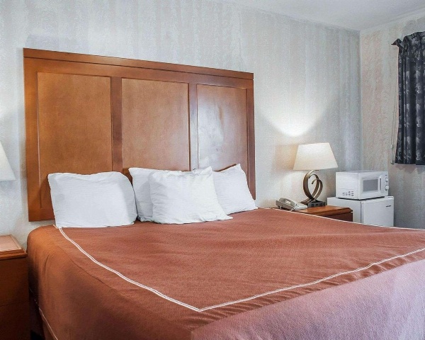 Rodeway Inn & Suites Niagara Falls image 2