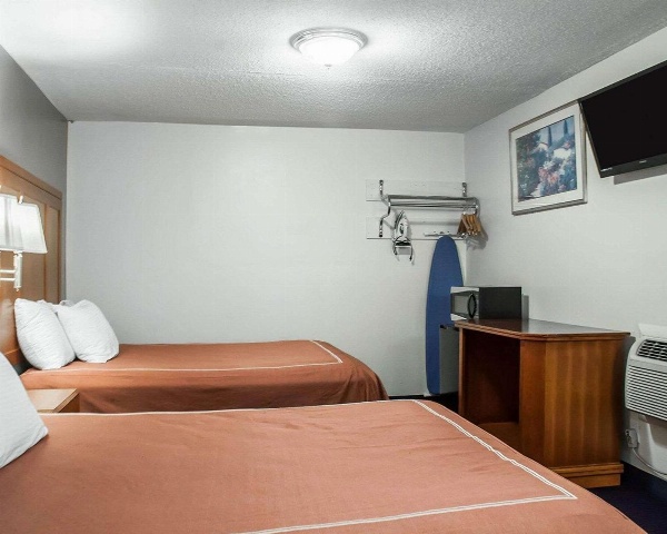 Rodeway Inn & Suites Niagara Falls image 4