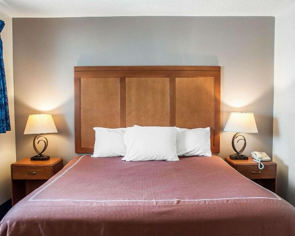 Rodeway Inn & Suites Niagara Falls image 6