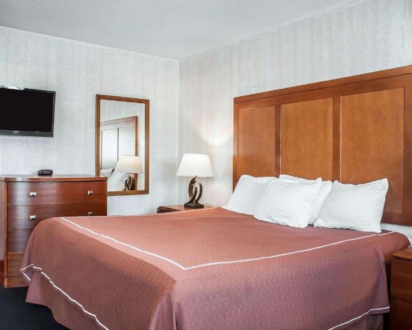 Rodeway Inn & Suites Niagara Falls image 9